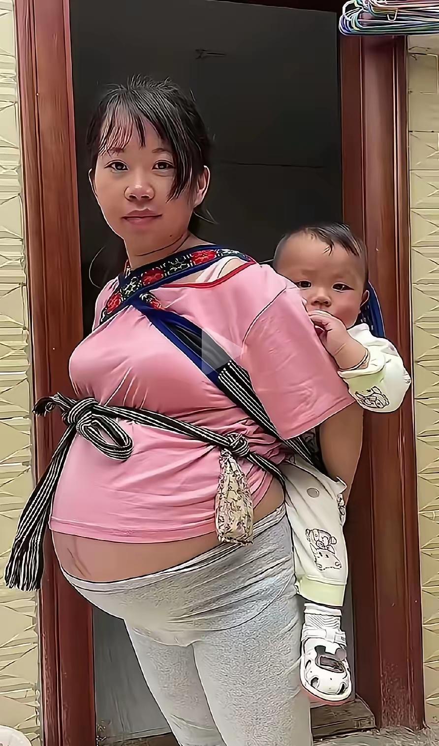 佩服！抖音孕妈怀胎背娃太辛苦，女性务必自我保护带娃妈妈
怀胎六个月还要一个人照顾