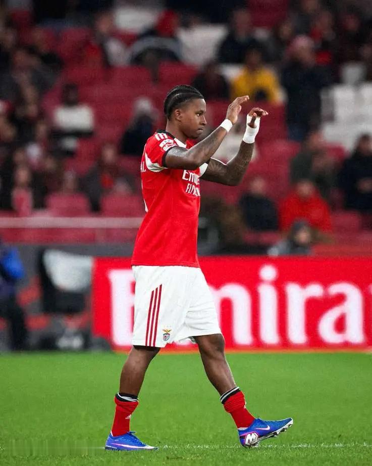 因为欧冠首回合维尼修斯与本菲卡球员普雷斯蒂安尼的冲突事件，使得两队球迷对立。而在