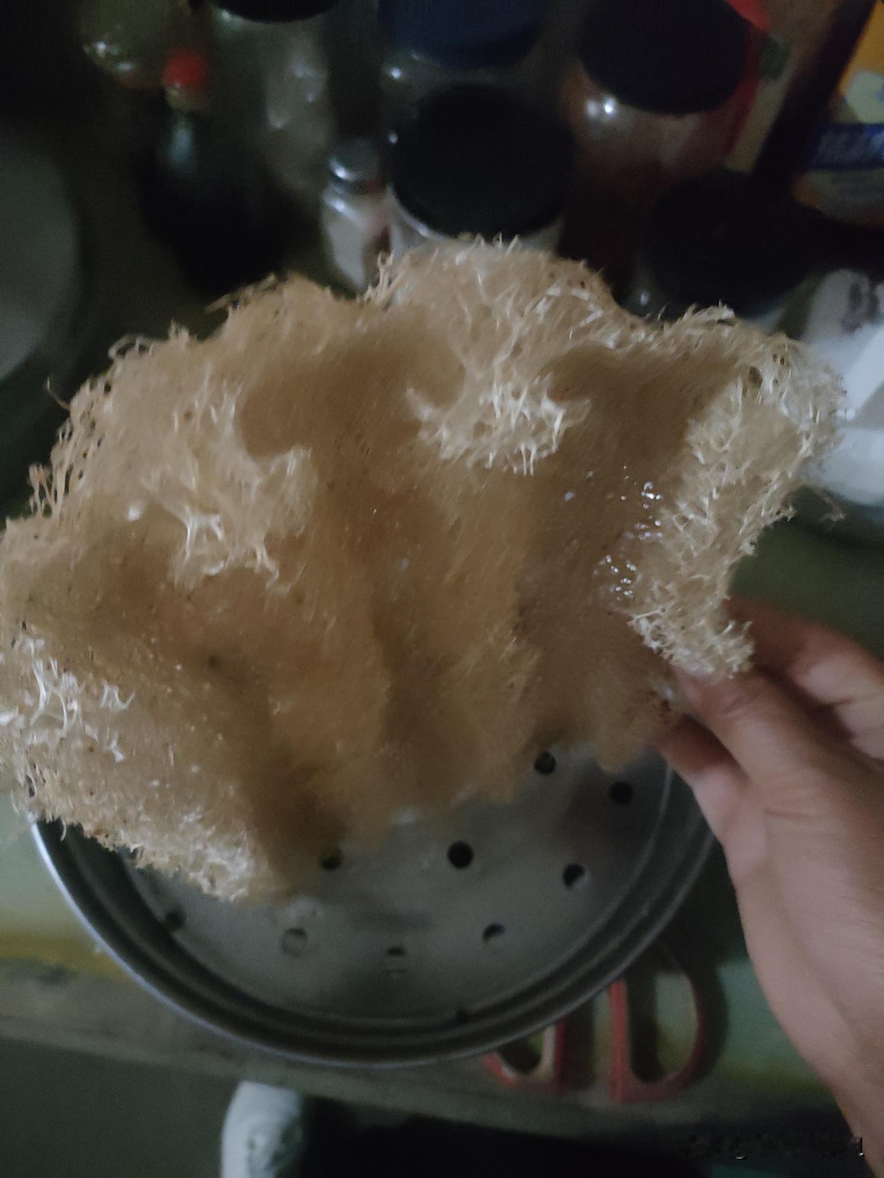 用丝瓜做蒸布
用半截老丝瓜剪开，放到电饭锅蒸壁上，这样热的馒头干爽，好吃，如果不