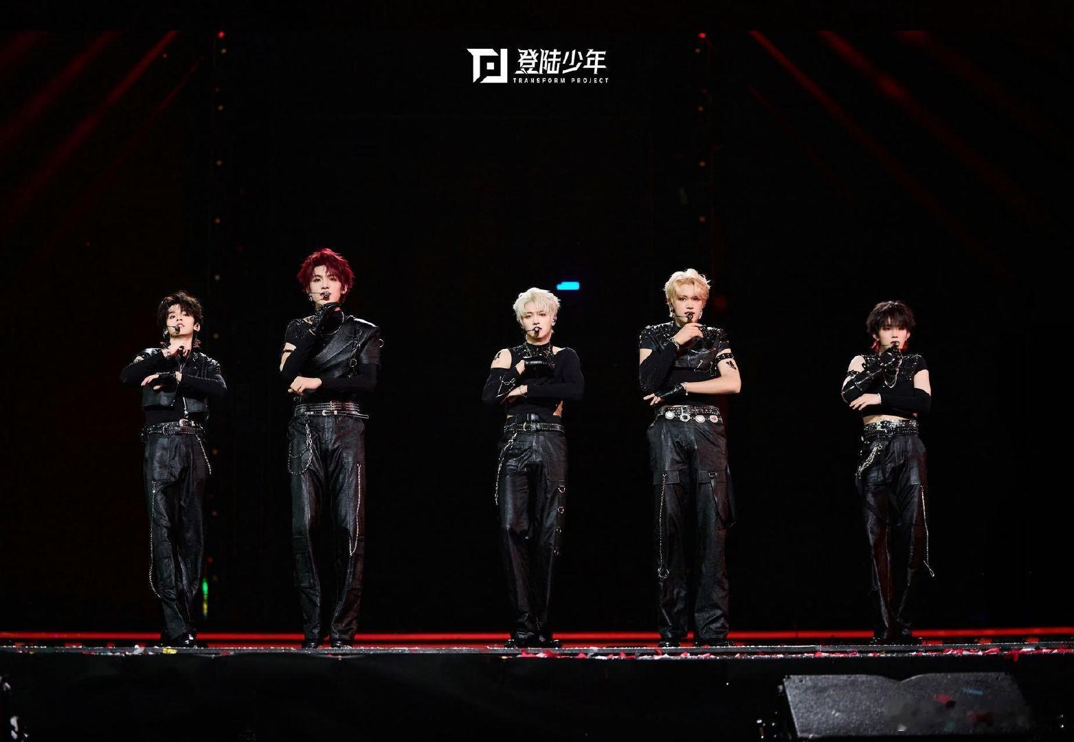 TOP登陆少年组合[超话]登陆少年应到5人实到5人 番茄台晚会高光时刻！苏新皓伤