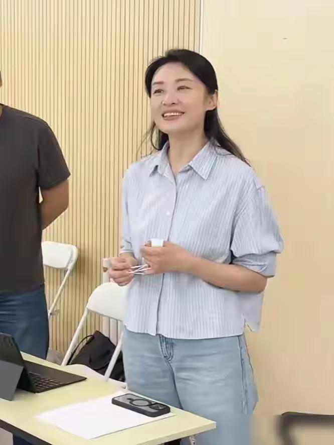 女神老了也是法拉利级别的，脸上有岁月痕迹，但依旧美艳大气，没有老成大妈的样子，她