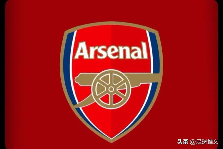 2018年曼城英超夺冠游行吸引了10万球迷到场；
2015年切尔西英超夺冠游行则