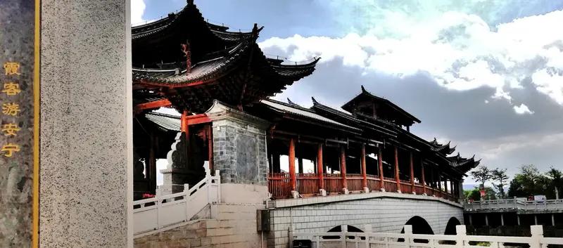 一位智者说：
人生的圆满有两味：
一是，守住内心的安宁。
二是，珍惜眼前的温暖。