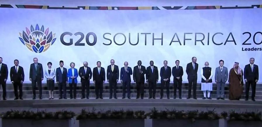 G20合照日本站C位、中国靠边？看懂贝森特的心思，就不气了

很多自媒体直接把前