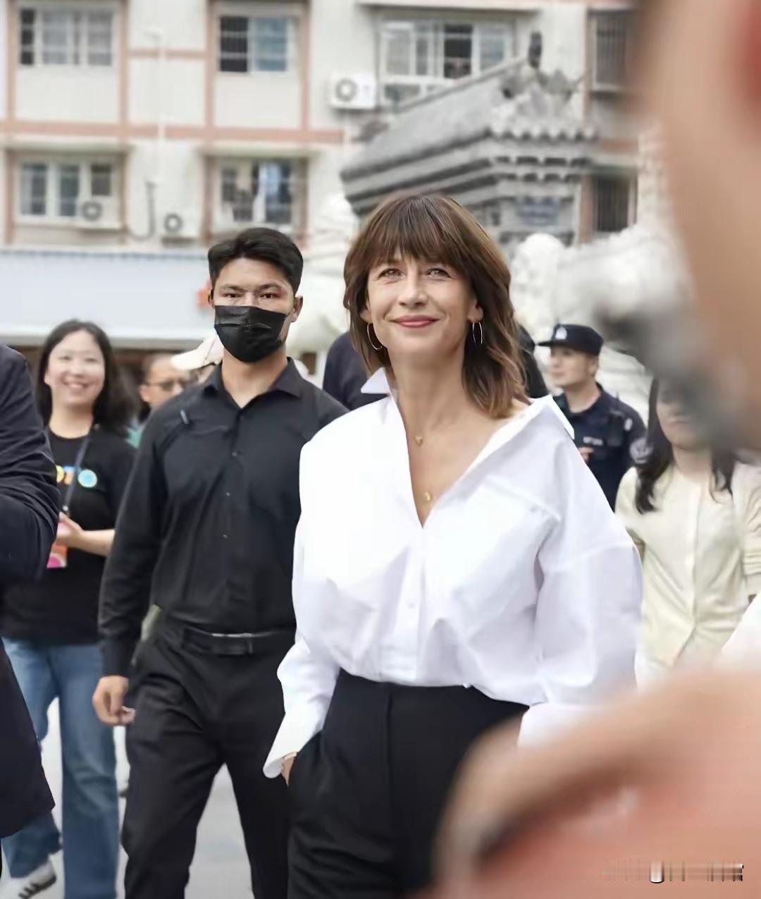 苏菲玛索在中国吸烟了，建议近期冒出的那些“禁烟女侠”们去堵她，掐她的烟，别只会欺