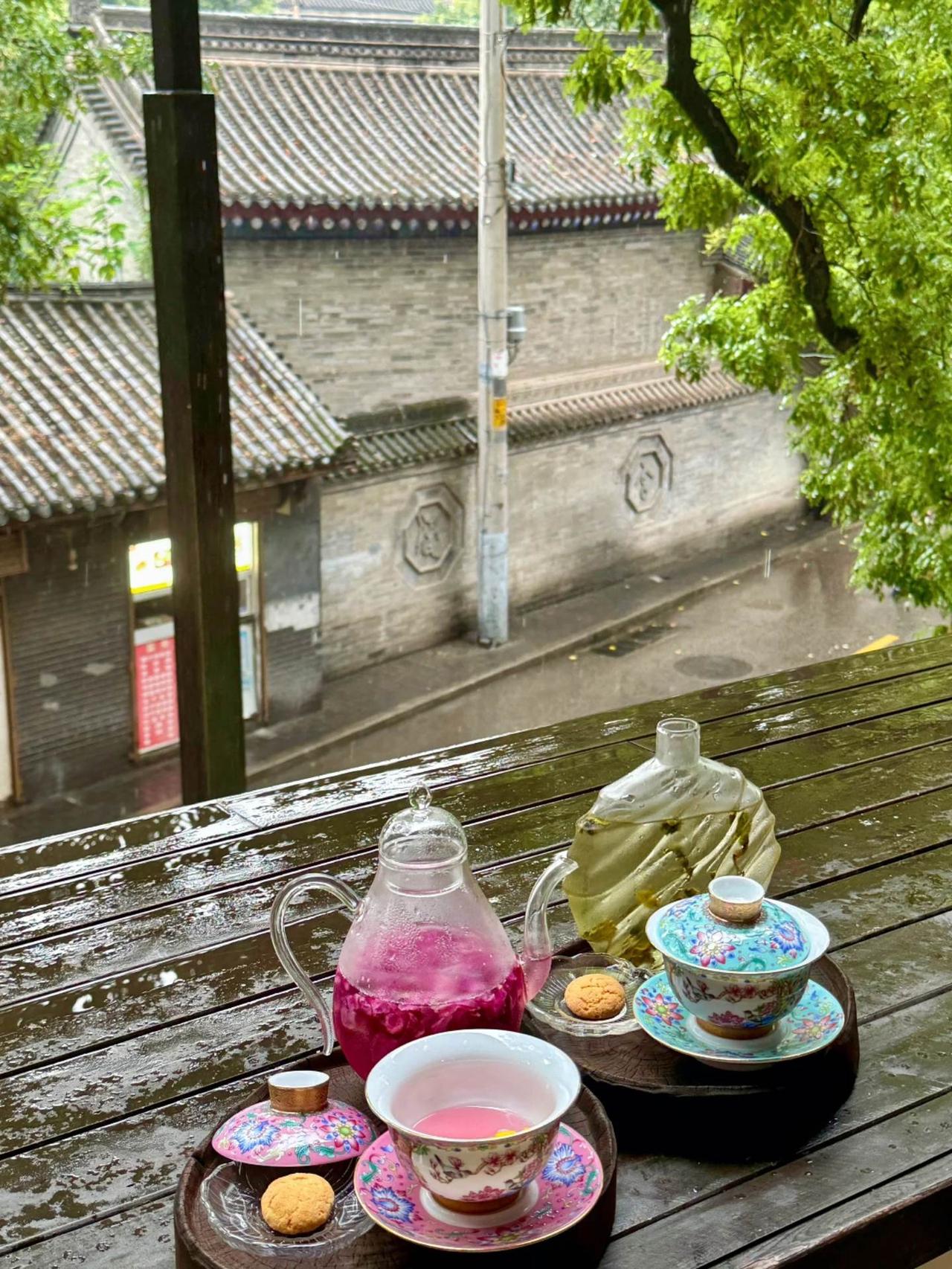 西安最近天气简直不要太凉快，找个茶馆坐着聊聊天舒服的嘞
.
这家店在湘子庙街，这