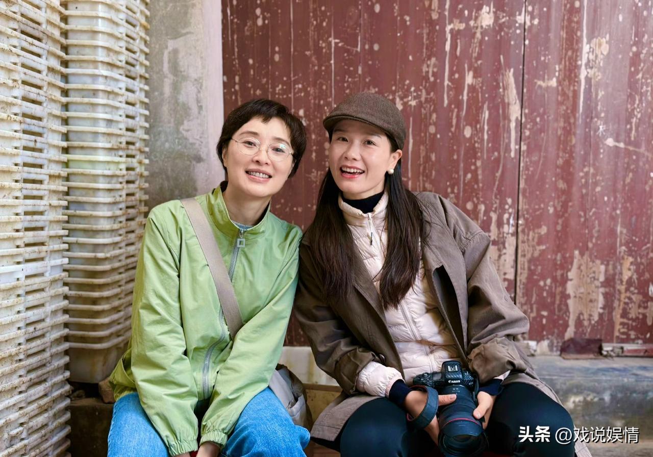 吴越晒与朋友们的合影！
4月2日，吴越分享了一组生活照，照片中的她开心与朋友们合