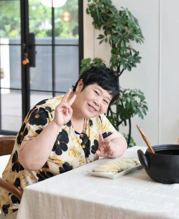 房主任对杜华说公司最想红的是你杜华那声叹气包含了太多情绪，常年被贴上各类标签，被