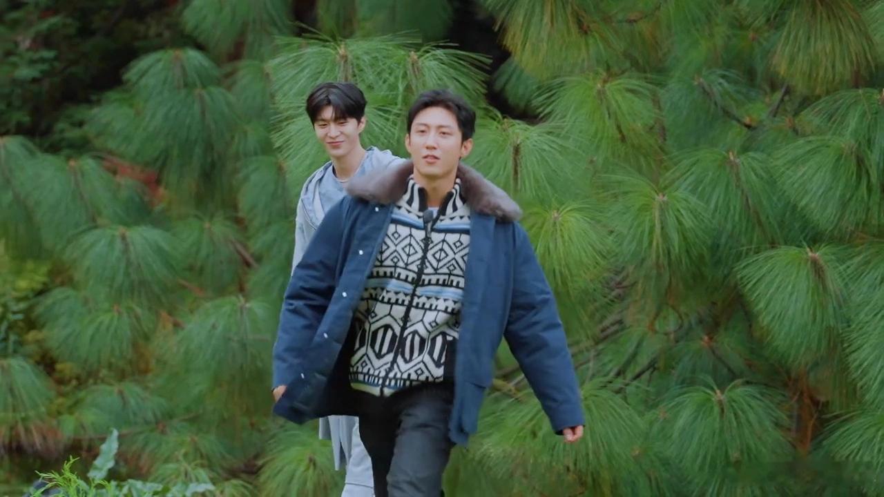 走秀这段好像那个走路甩流苏的黑人名模老米。 