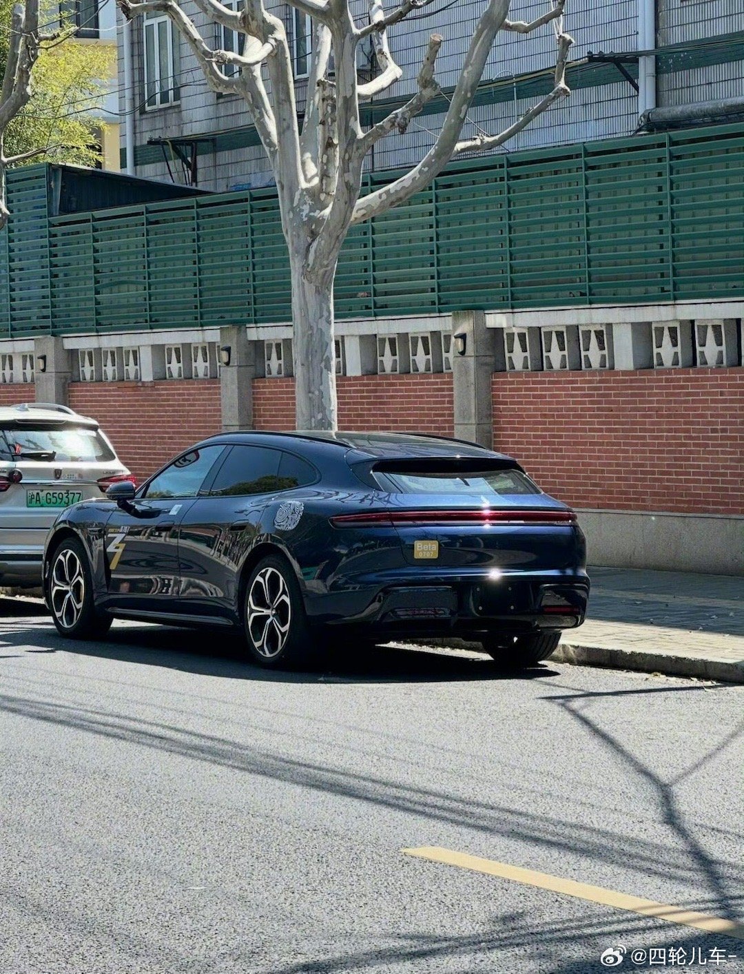 汽车  尚界Z7T街头实拍，从头至尾很像谁？车身线条很优雅，但像极了某台车，主打