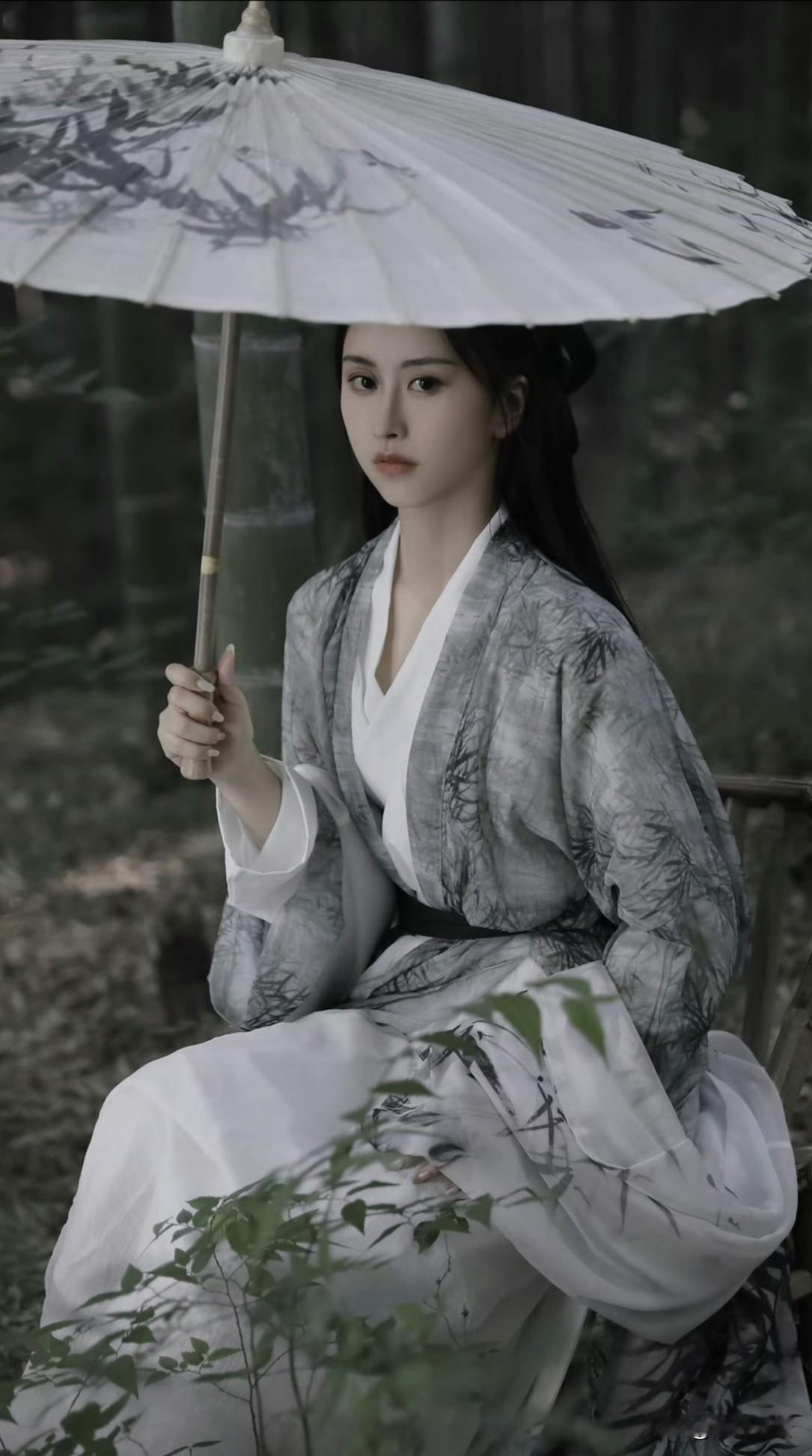 古风美人撑伞图，静谧优雅，宛如画中仙。