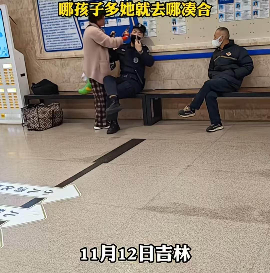 吉林一大妈在医院里卖玩具，哪里生病的小孩多就往哪里挤，家长称本来孩子生病就心烦，