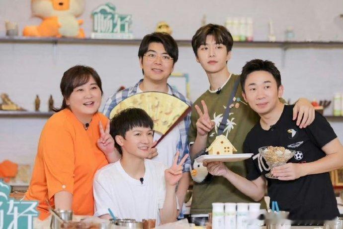 朗朗带周深回辽宁春晚过年了辽宁春晚周深的天籁嗓搭配郎朗的钢琴演奏，这组合真的太适