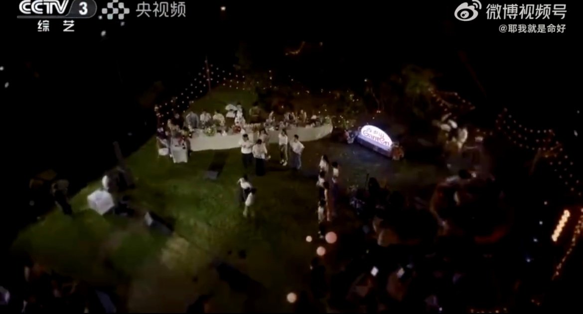唱歌的是谢娜累的是撒贝宁 笑不活了！撒贝宁为了谢娜唱歌也是拼了，又是悄悄数拍子，