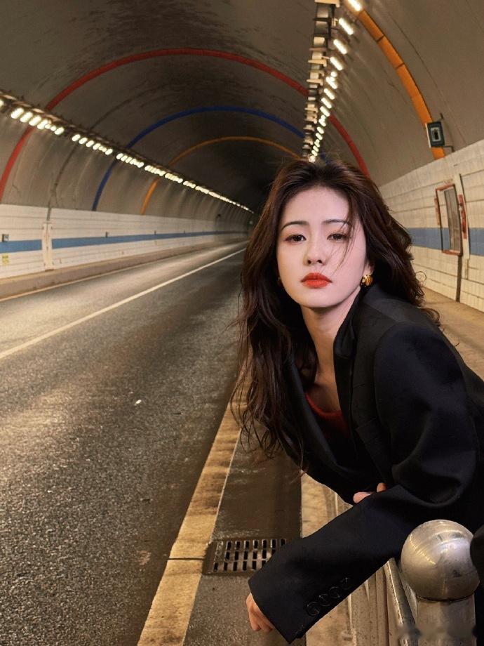 白鹿凭借一年内三部爆剧的成绩，获爱奇艺影视实绩认证，不同风格的角色塑造，展现极强