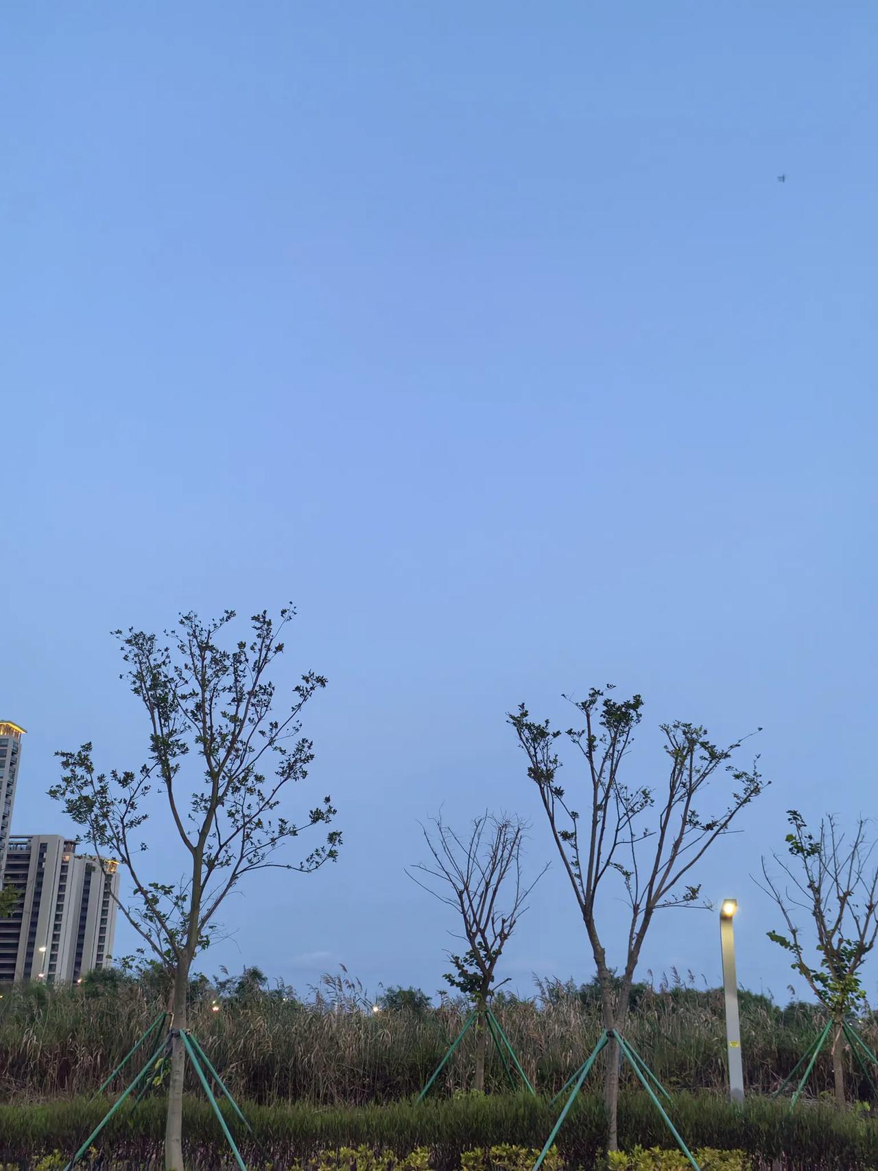 我发现了好人做得不好就成坏人了。
今天公司有人参观，我想着我来得早一些，就主动开