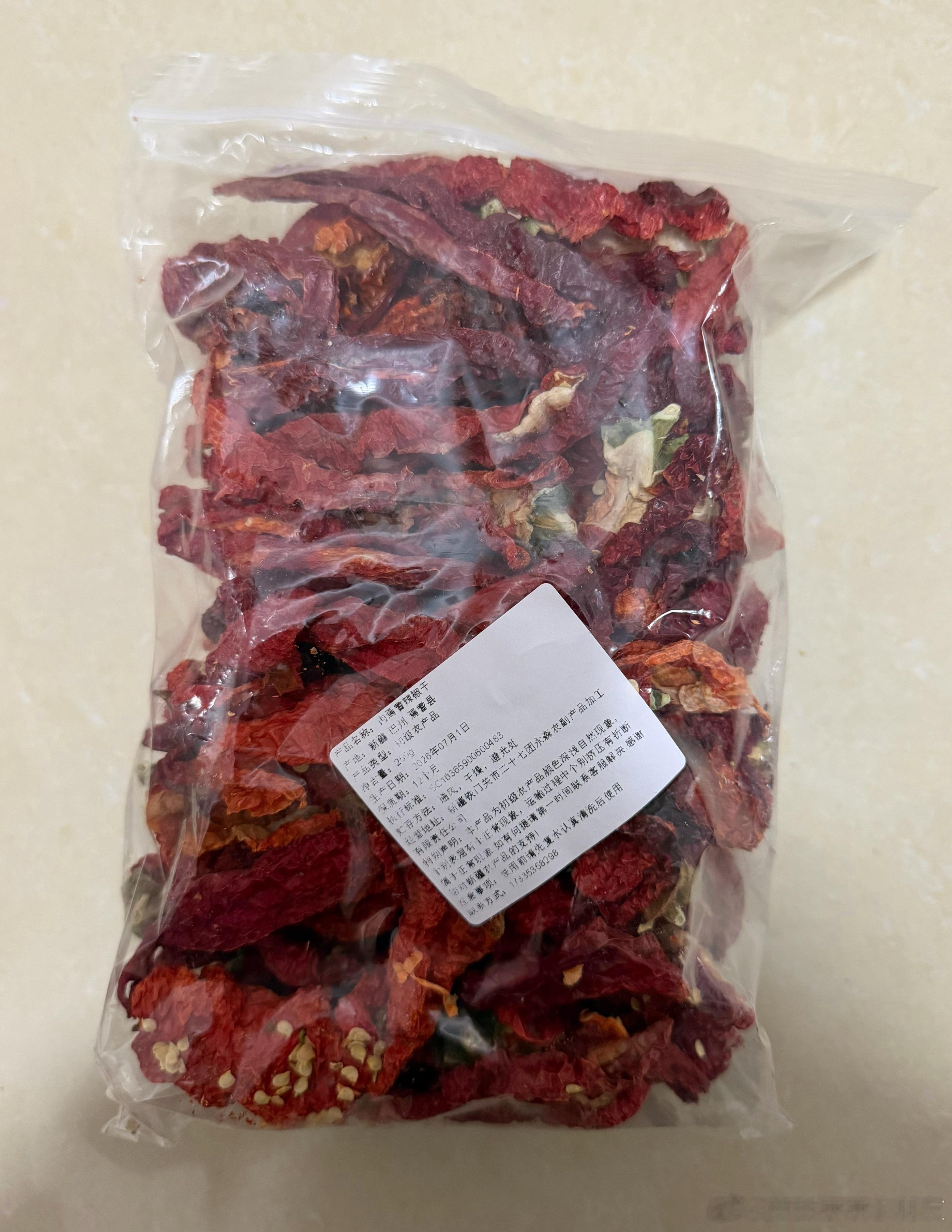 娃想吃毛豆，我给做了一盘丑是丑了点儿，味道还OK网上随便买的新疆辣皮子真好吃，甜