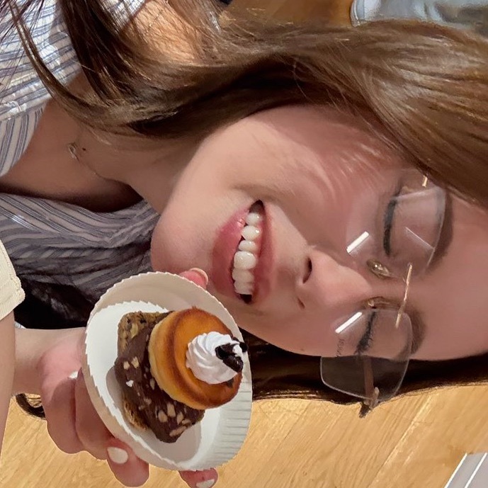 明明带上眼镜+衬衫应该是高质姐感 结果呢在妹妹镜头下只是一只萌萌的小猪哒🐖 