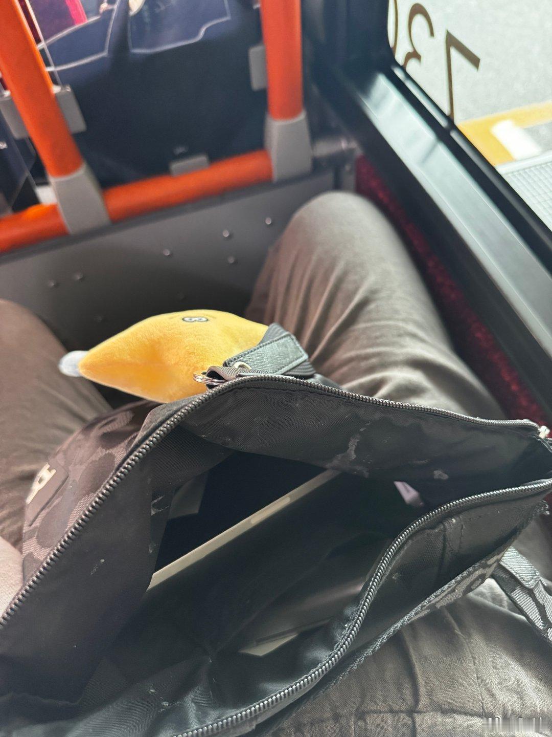 蛋白饮料全洒包里了我甚至没有纸擦（悲 
