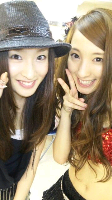 AKB48梅田彩佳 SDN48梅田悠 其实两个人是差了一岁的异父异母的姐妹吧。 