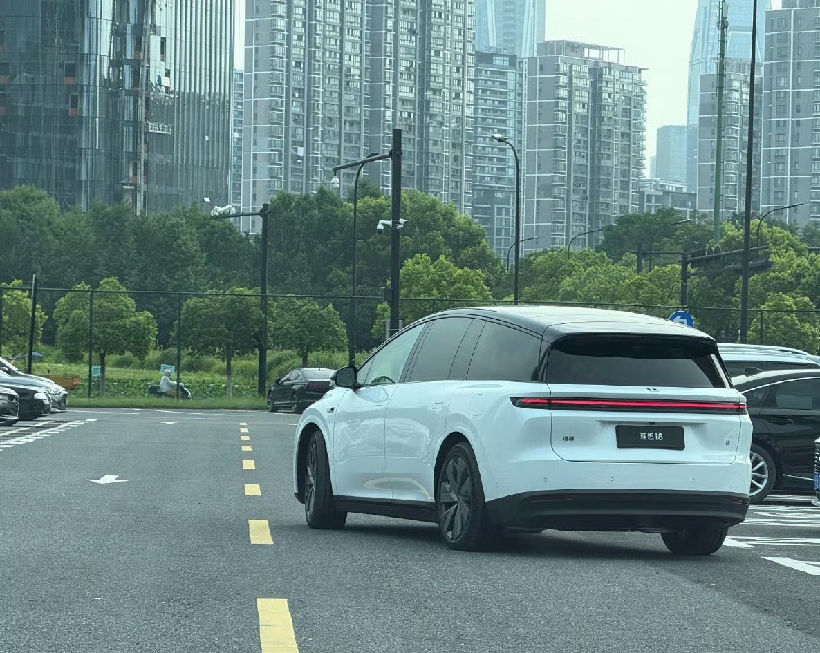 其实，大家觉得理想i8没延续MEGA的设计风格……是对还是错呢？ ​​​