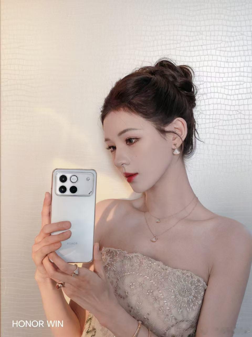 张予曦上手荣耀WIN，超美的！你觉得呢？铁子们张予曦荣耀