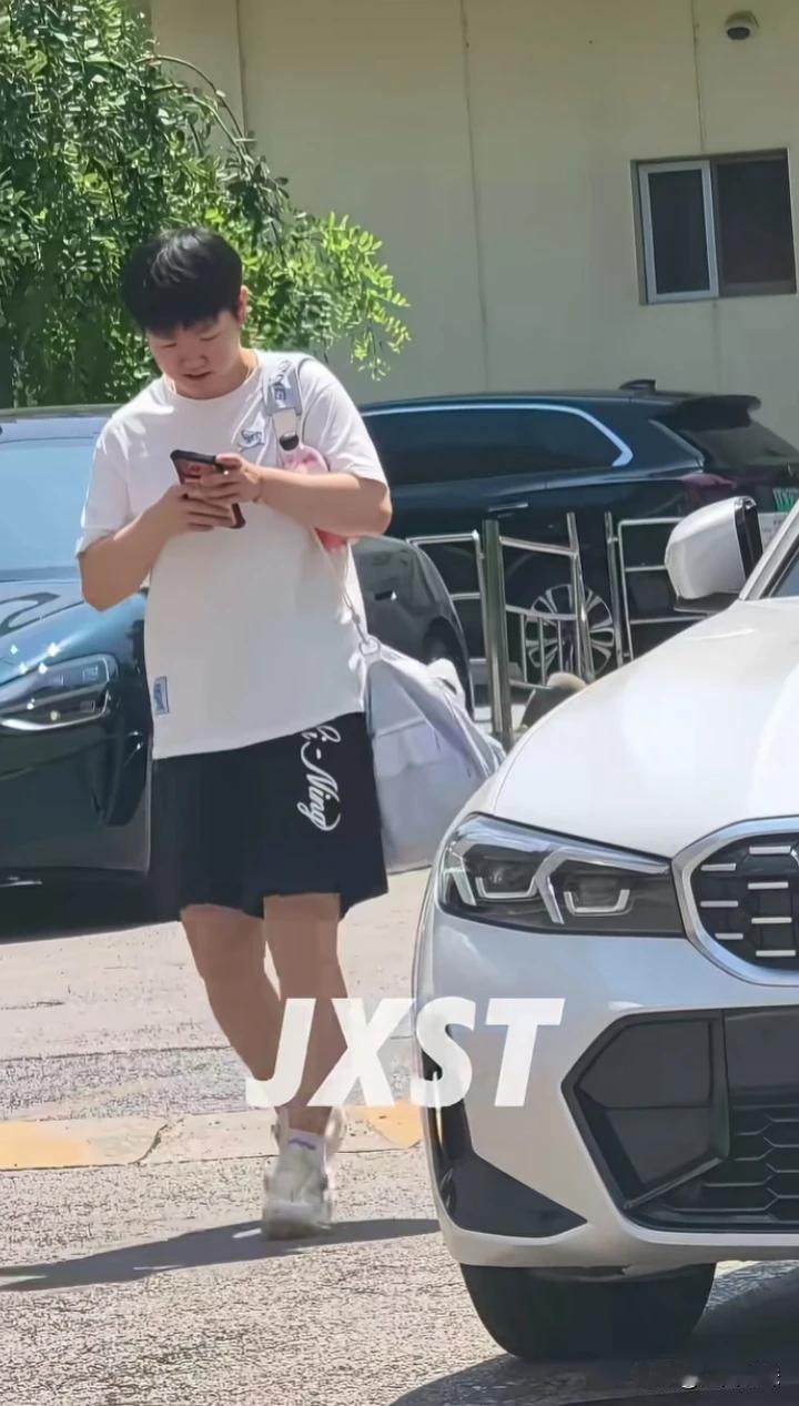 发现没有，时隔一个多月再出现的莎莎变了！

仔细看看莎莎，发现她比以前变得更结实
