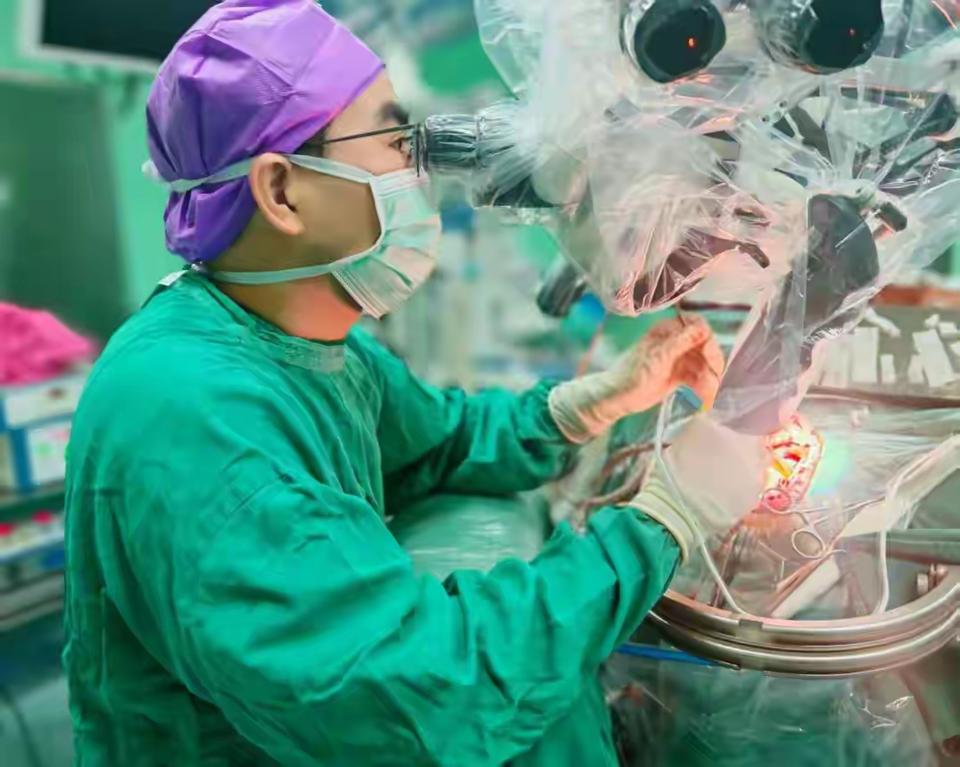 男子21年不敢独自出门，因活虫在脑内潜伏多年！背后真相戳中无数人：你忽略的小习惯