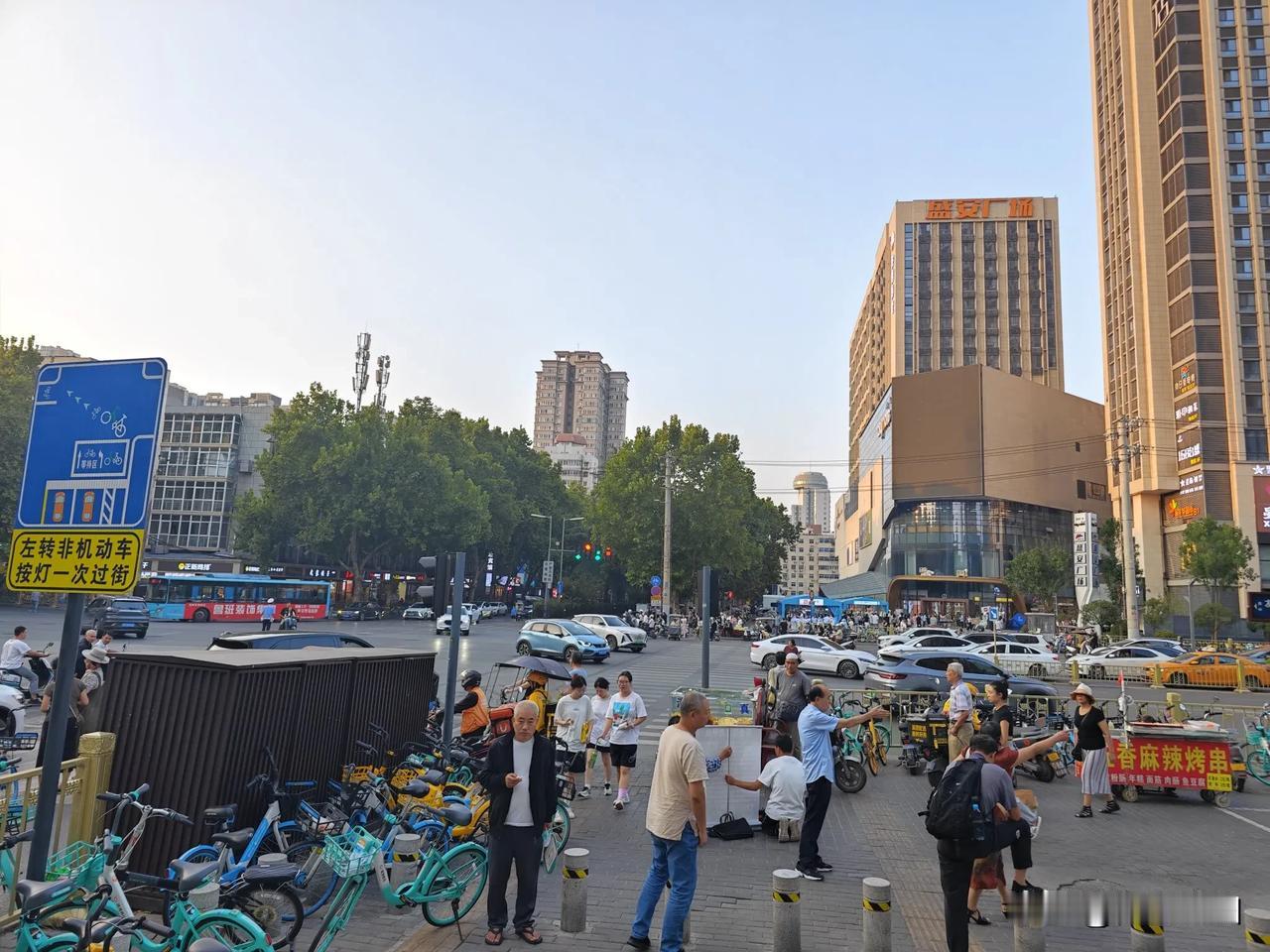 路过陕西省人民医院，地铁口比较热闹，随拍。#西安生活随手拍# #看看你拍的西安#