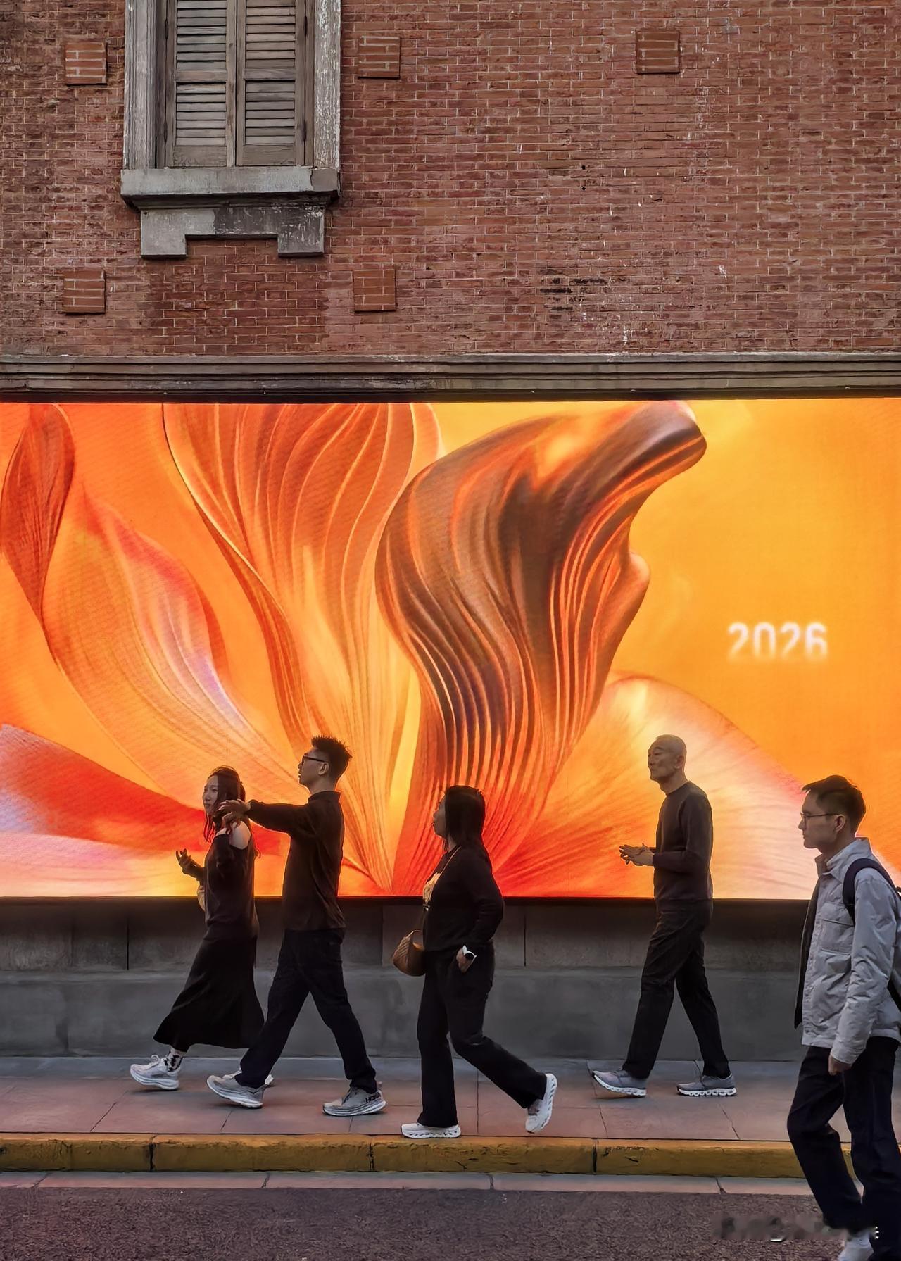 这个周末，上海春光明媚，惠风和畅，这么好的天气，不出去走走实在说不过去。昨天我便