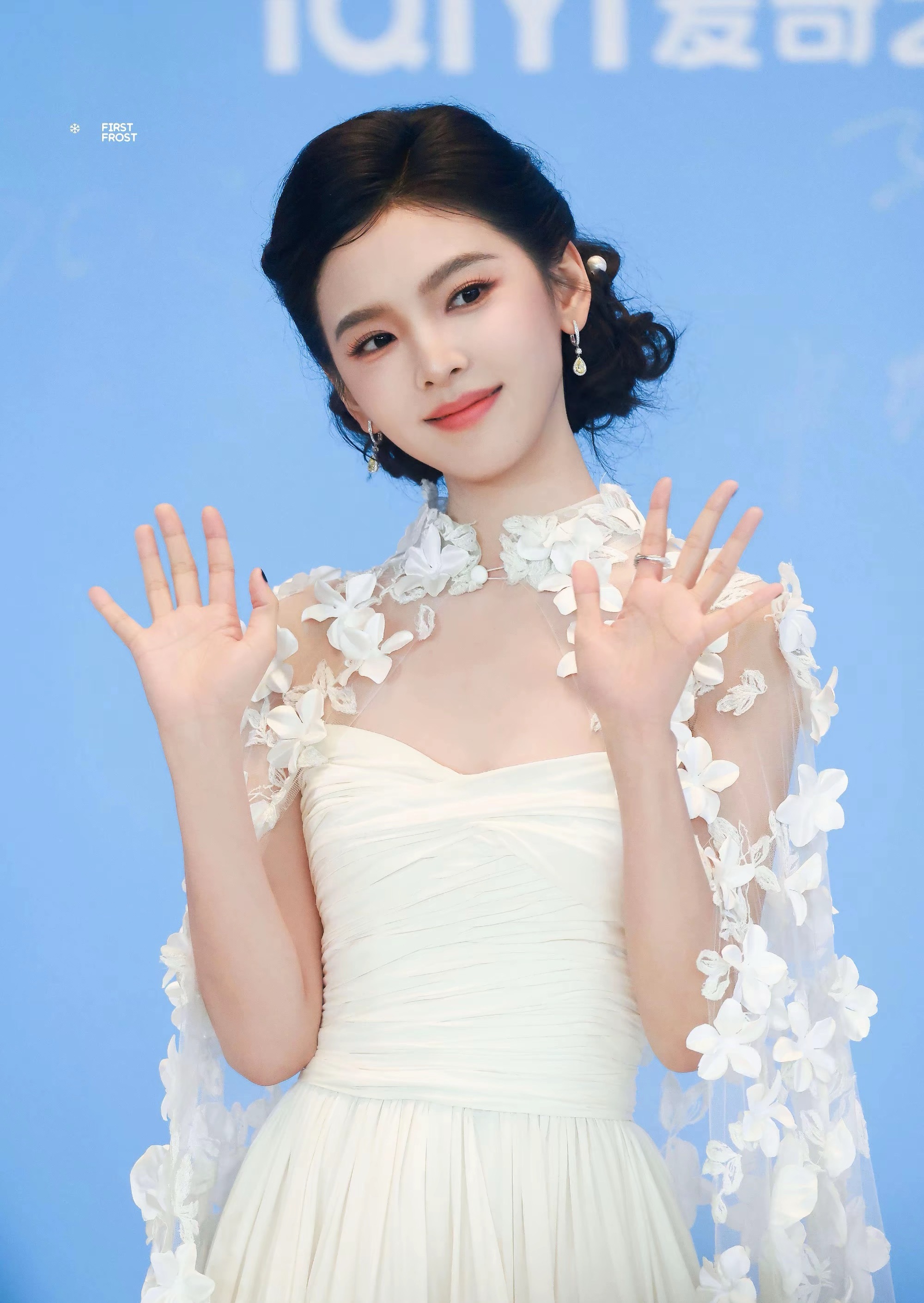 章若楠爱奇艺尖叫之夜的这个造型美成这样居然没上rs! 肌如凝脂，肤若冰雪，自带月