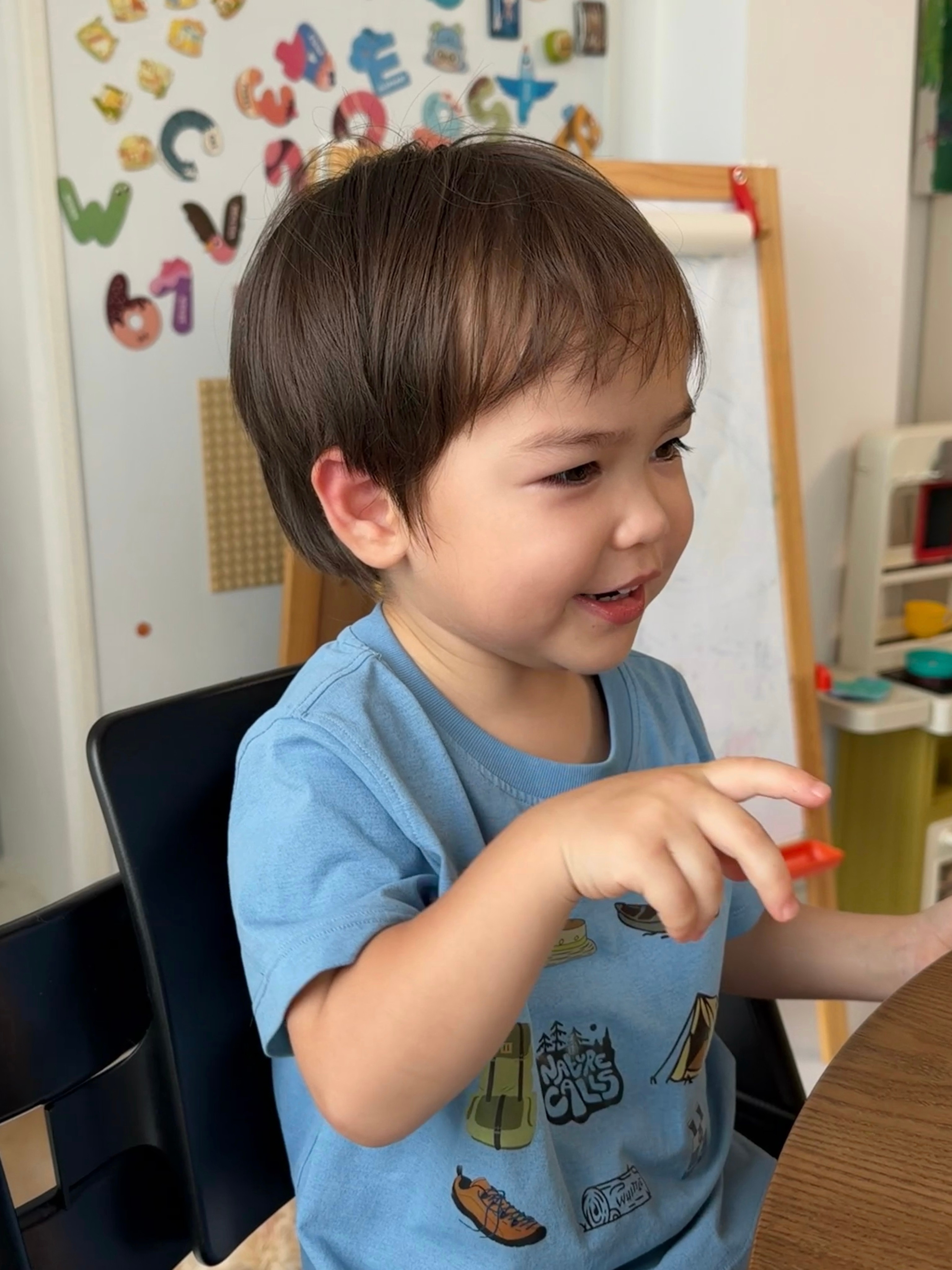 不好啦！孩子有文化啦！最近数字认熟了之后，她记住了小小优趣的密码，刚才看完一集《