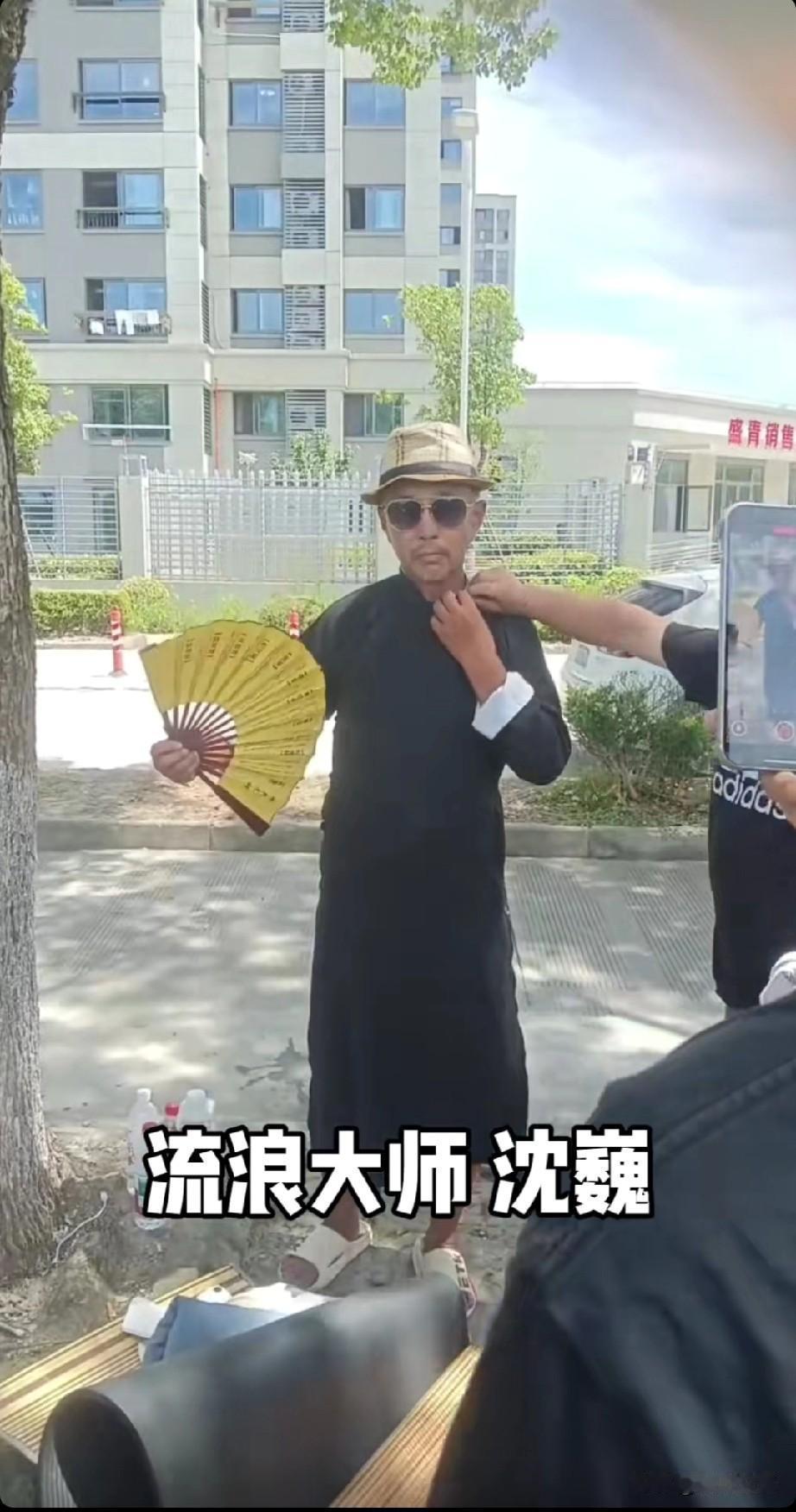 沈巍又整新活儿了！刚刷到他视频，差点没认出来，这回穿上了民国风旗袍长衫，头戴浅黄