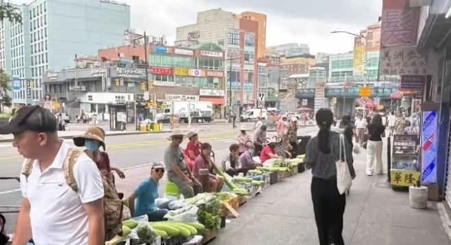 美籍华人为啥难有“斩杀线”？纽约街头这张照片说明了一切！如果你刷到一张纽约法拉盛