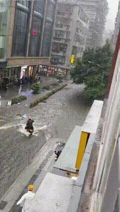 广州暴雨救人刷屏！最戳我的不是勇敢，是救完默默回去送单
 今天广州这场暴雨，真的