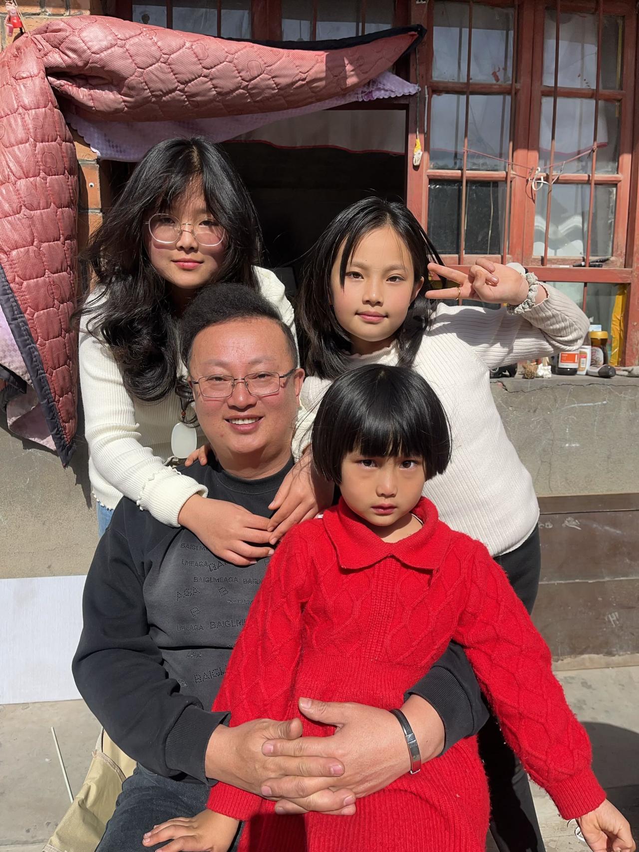 1980年的猴，一晃就46岁了。
都说十猴九不易，我们这辈人，像是天生带着操心的