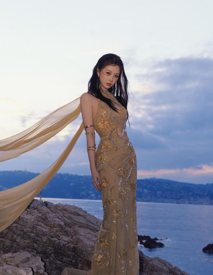 虞书欣优雅黄玫瑰虞书欣鎏金薄纱礼服虞书欣在戛纳的鎏金薄纱造型，像一朵优雅的黄玫瑰