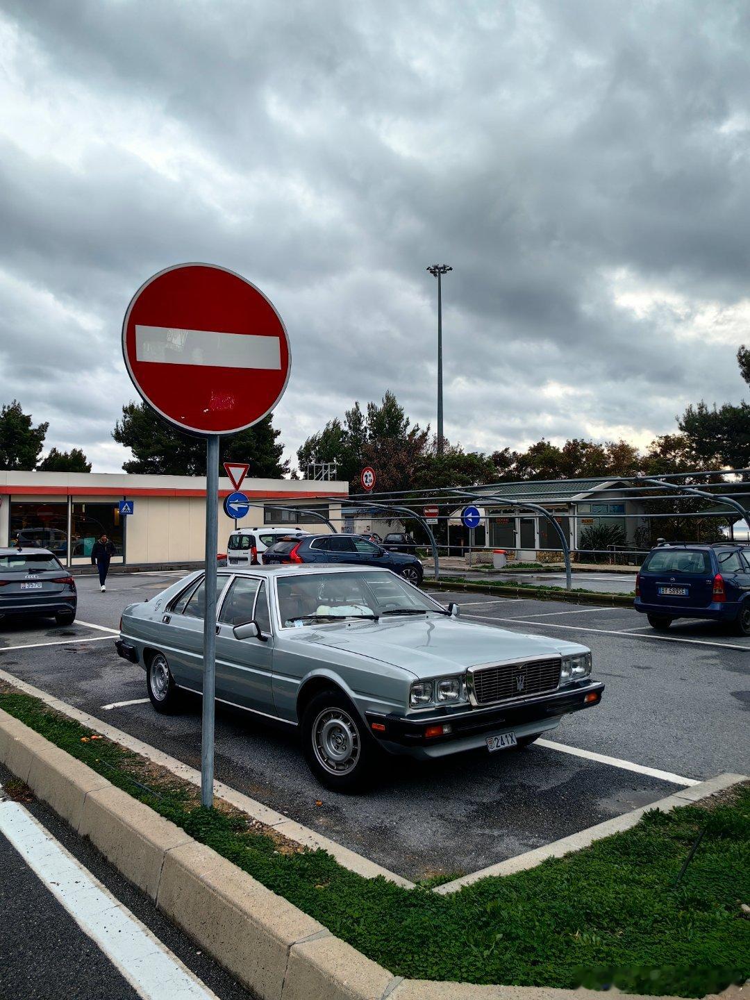 经典老车 从摩纳哥回程北京的路上，在意大利高速边上的停车区发现了一辆第三代的玛莎