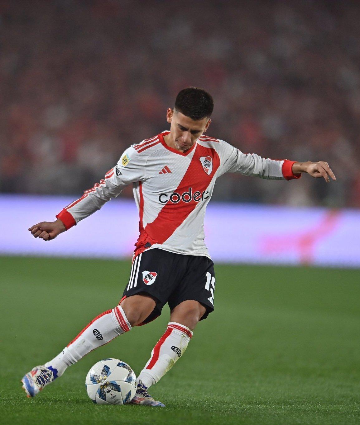 河床 尽管埃切维里想回归河床，但在考虑他的租借事宜时，有一个问题被忽略了：如果他