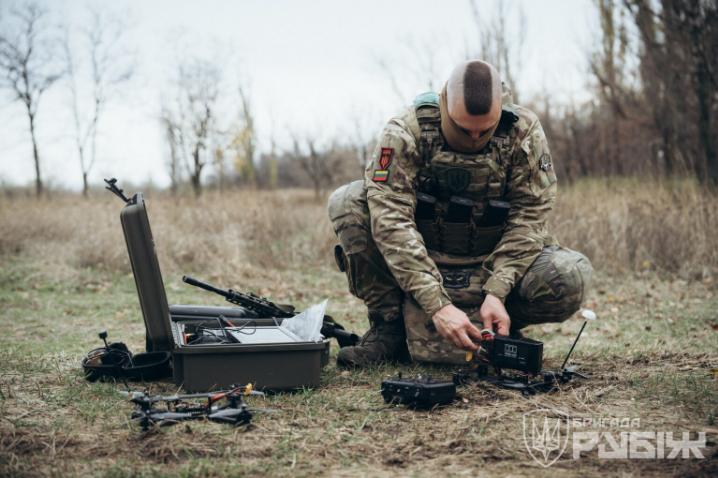 图文：精准！乌无人机操作员操控无人机飞入俄自行火炮打开的舱盖

在利曼前线，乌克