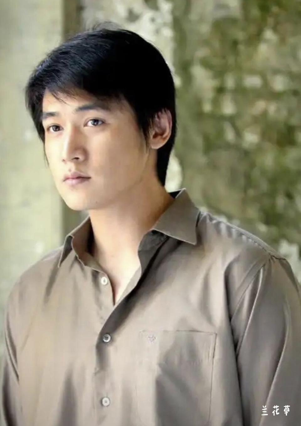 最喜欢陆毅的这张照片了：清澈的眼神，俊美的脸庞，一头乌黑的头发。  
电视剧《永