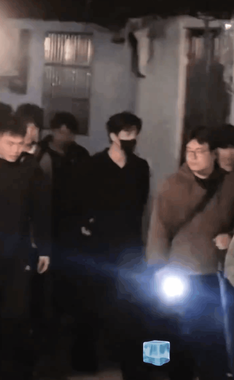 王安宇方也要求剧组给说法了，因为疑似被激光笔照射。昨天，章若楠工作室率先让剧组出