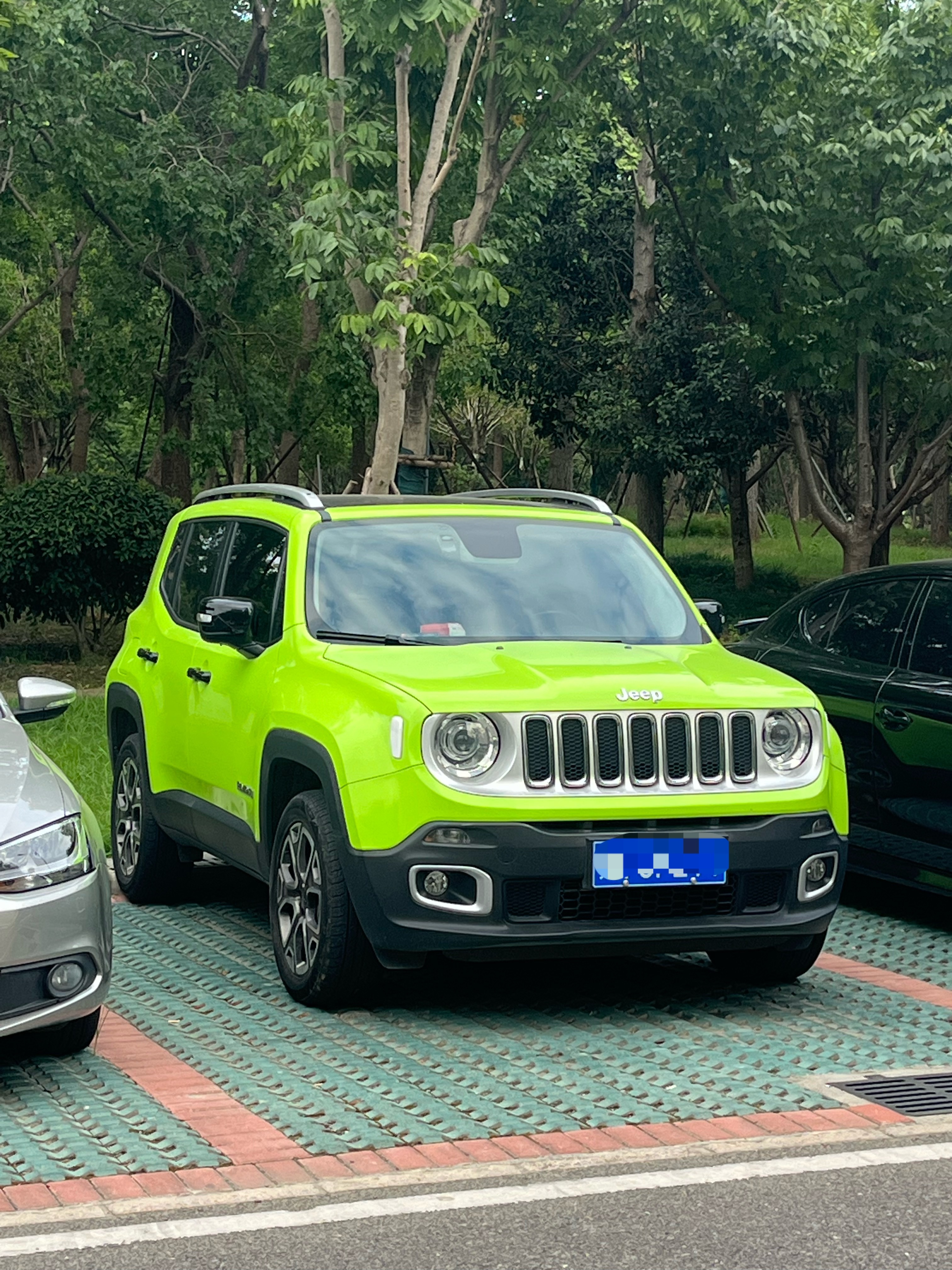 真有人喜欢绿色自由侠？！凑近看了看，贴的绿色膜，喜欢绿色自由侠的话当初直接把我的