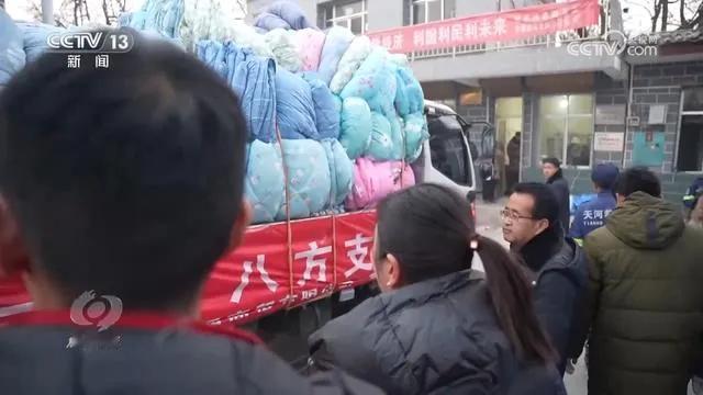 好的，以下是一篇可能的标题：

《团结奋斗，共克时艰：甘肃村庄在地震后的救援行动