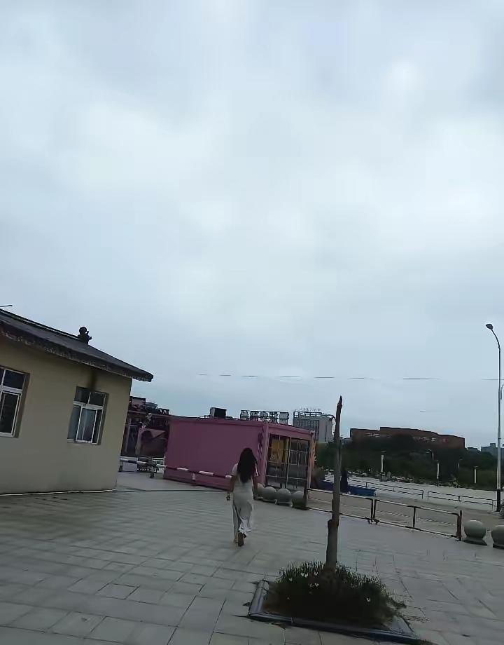 如今的人是真舍得。昨天下午倒垃圾，碰见个二十出头的年轻姑娘，拎着一袋真空包装的米
