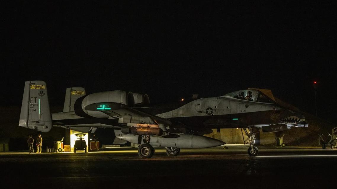 一场突如其来的雷霆之击，划破叙利亚沙漠的寂静。美军以“鹰眼打击行动”为名，动用百