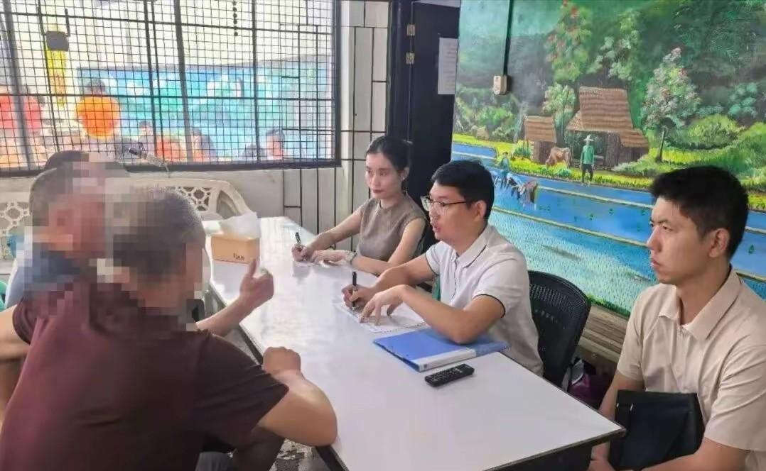 菲律宾军队突袭华裔工厂，现场抓捕69名中国人，中使馆仅被允许探视

5月18日，