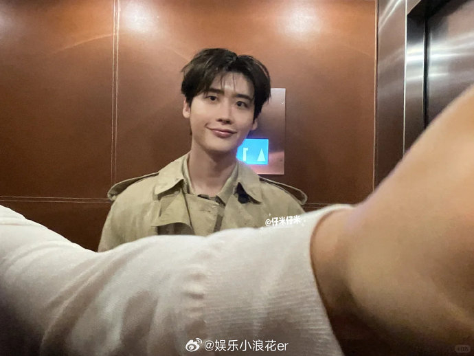 和李钟硕入住了同一家酒店 网友和李钟硕入住了同一家酒店，还drop了他在电梯上拍