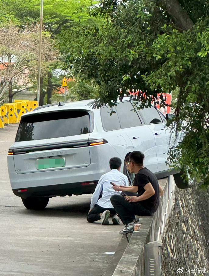 电车像这种底盘顶上去的，基本上都是全损的命 