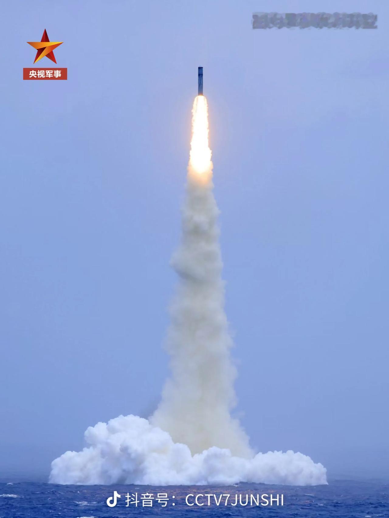 近日公布战略核潜艇向太平洋发射洲际弹道导弹。官媒曝光核潜艇 
这才是强国的底气，